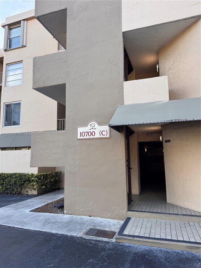 Foto del edificio - 10700 SW 108th Ave