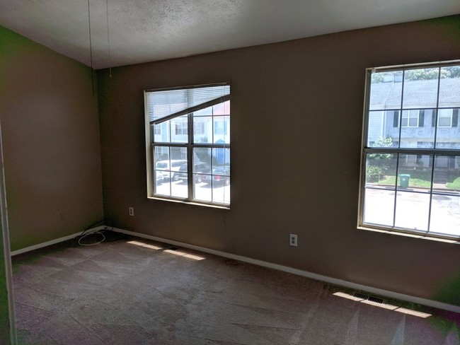 Building Photo - Move in ready