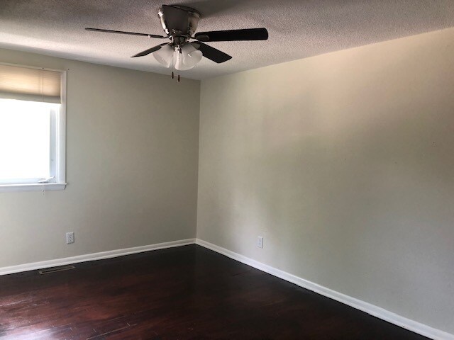 Bedroom 3 - 1533 8 1/2 Ave SE
