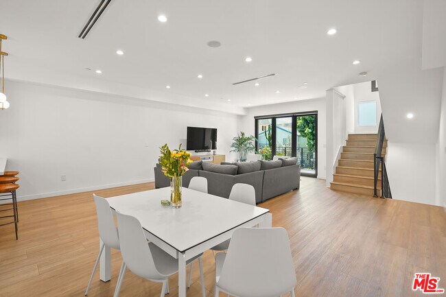 Foto del edificio - 926 N Ridgewood Pl