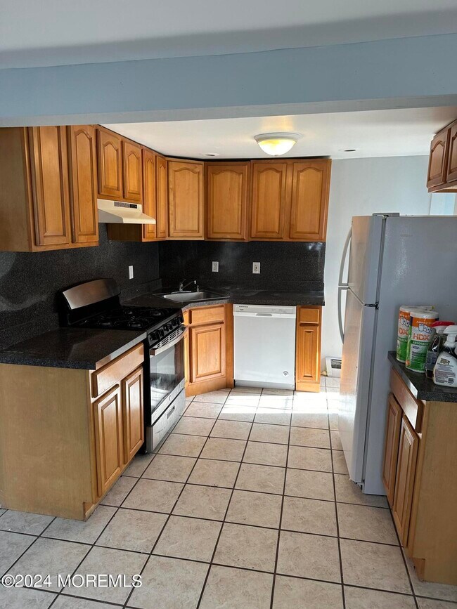 Foto del edificio - 84 Pine View Ave