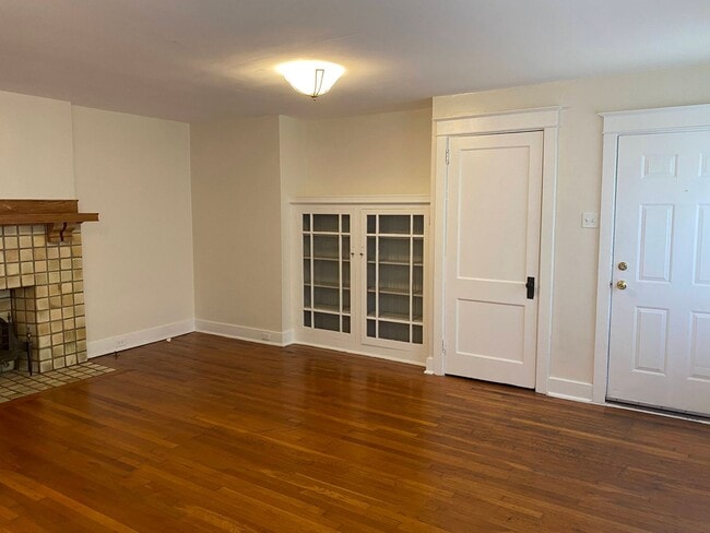 Building Photo - Open & Bright! 3 bedroom duplex
