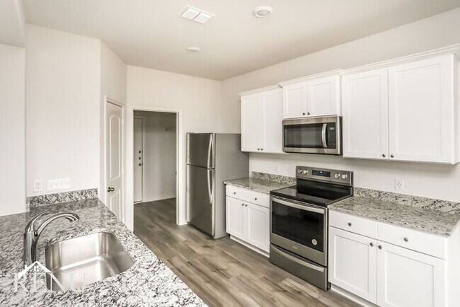 Building Photo - 2016 Hialeah Dr