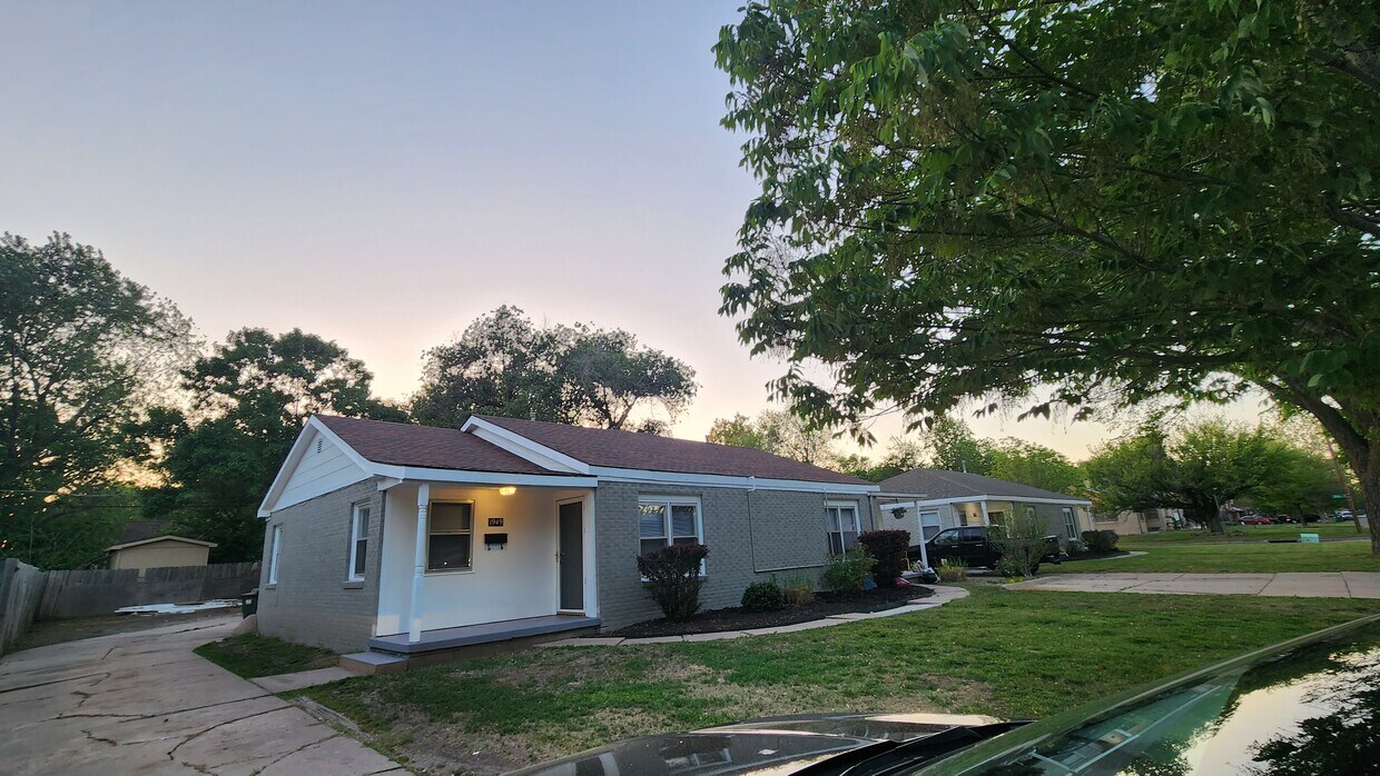 Primary Photo - 1949 N Garland St