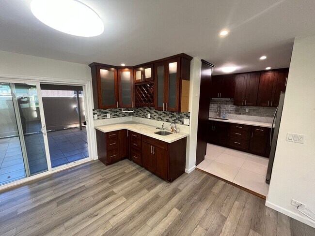 Building Photo - Hale Ola: 4 Bedroom/2 Bath Townhome in Pea...