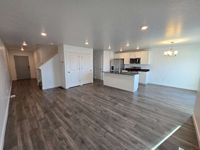 Building Photo - Adorable 4 bedroom Townhome for Rent in No...