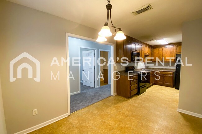 Building Photo - Home in Cottondale!