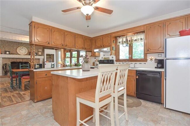 Building Photo - 3 bedroom in Bristol RI 02809