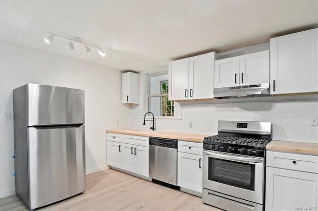 Building Photo - 33 Thomsen Ln