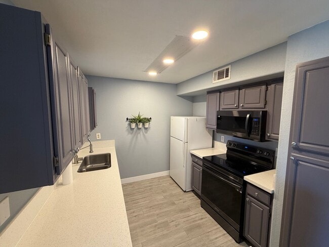 Building Photo - 555 E Silverado Ranch Blvd