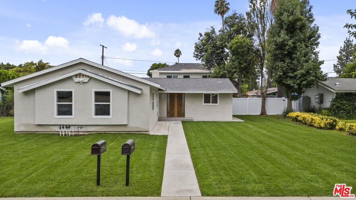 Primary Photo - 22710 Saticoy St
