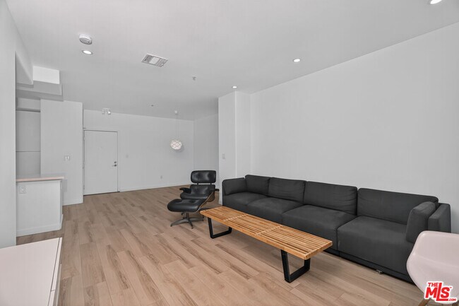 Foto del edificio - 360 W Ave 26