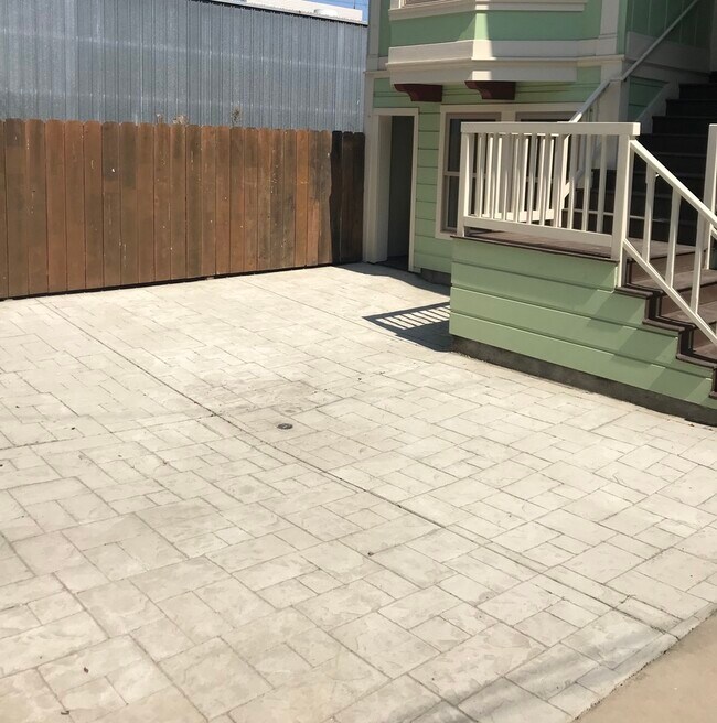 Building Photo - 381 S Van Ness Ave