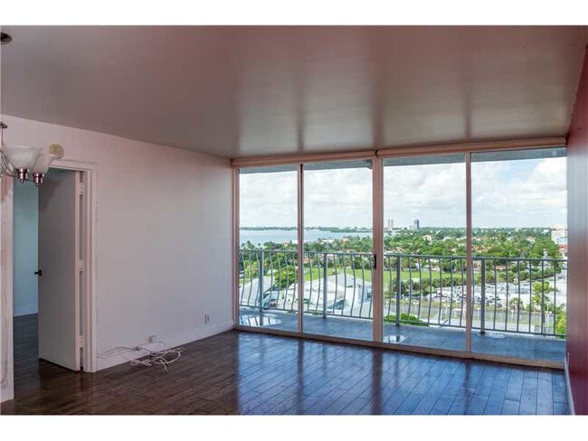 Building Photo - 7601 E Treasure Dr