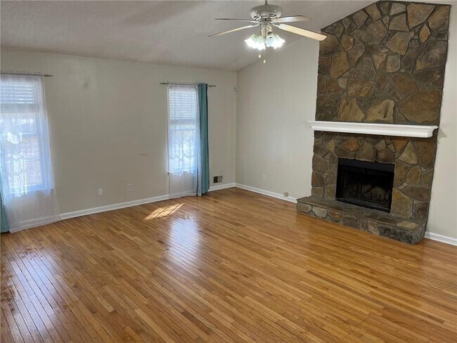 Foto del edificio - 2522 Whisper Ct NE