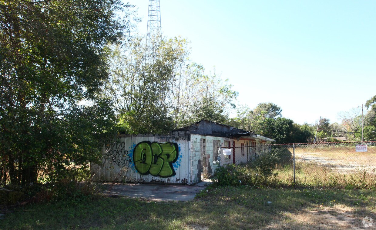 Primary Photo - 2201 Pace Blvd
