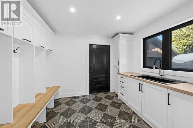 Photo du bâtiment - 2070 River Rd