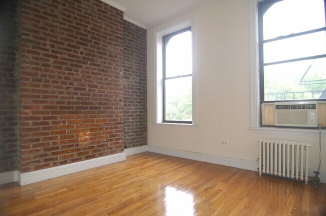 Building Photo - 246 Mott St