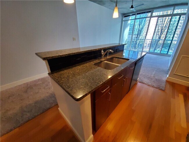 Foto del edificio - 950 W Peachtree St NW