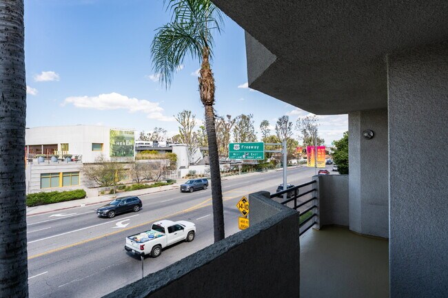 Foto del edificio - Smartly Designed 2-Bedroom Apartment in Prime Studio City Location