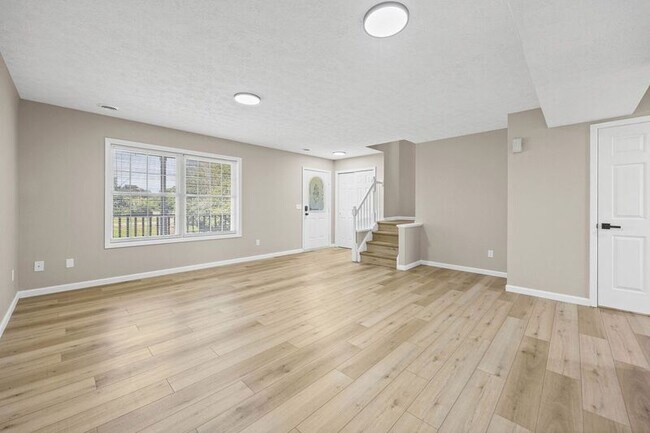 Building Photo - 14 Elm St
