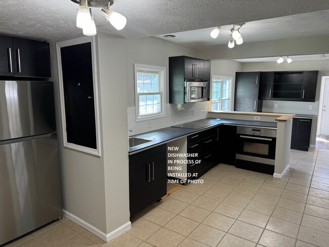 Great space for entertaining - 36229 N Riverview Dr