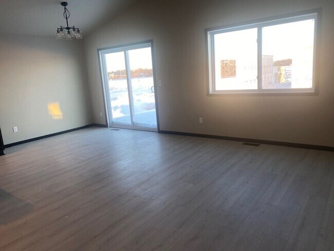 Foto del edificio - Modern 3 Bedroom Home with Garage & Fenced Yard for Rent!