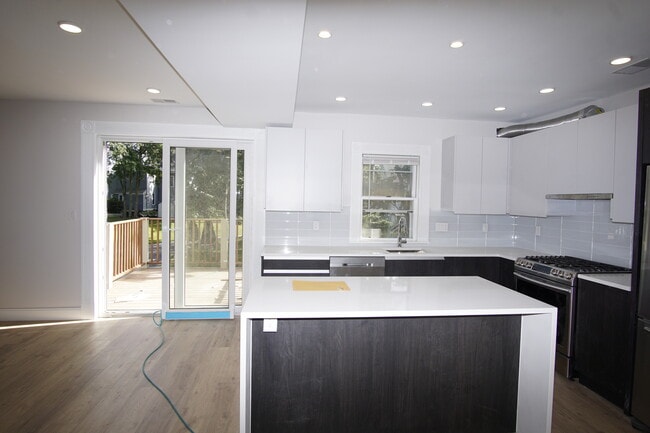 Building Photo - 3 Evandale Ter