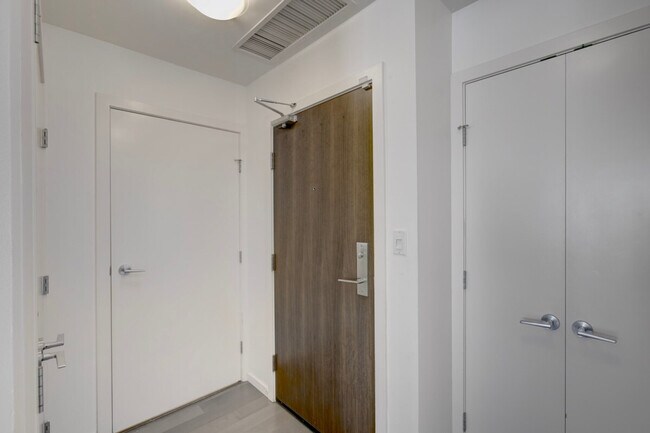 Photo du bâtiment - 35 W 2nd Ave