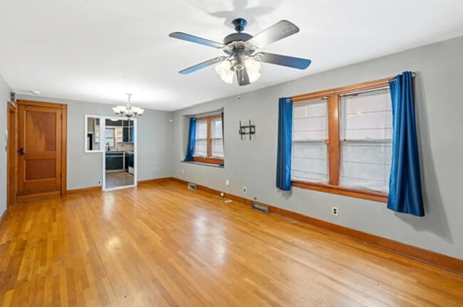 Building Photo - 423 Putnam Ave