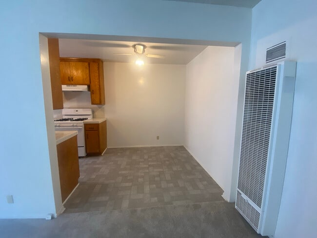 Dining area - 715 S Adams St