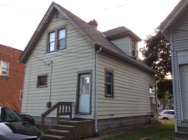 Foto del edificio - 3 bedroom 1 bath single family home with y...