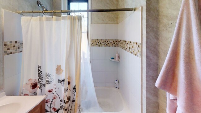 Building Photo - Cozy Cleveland Circle three bedrooms apartment