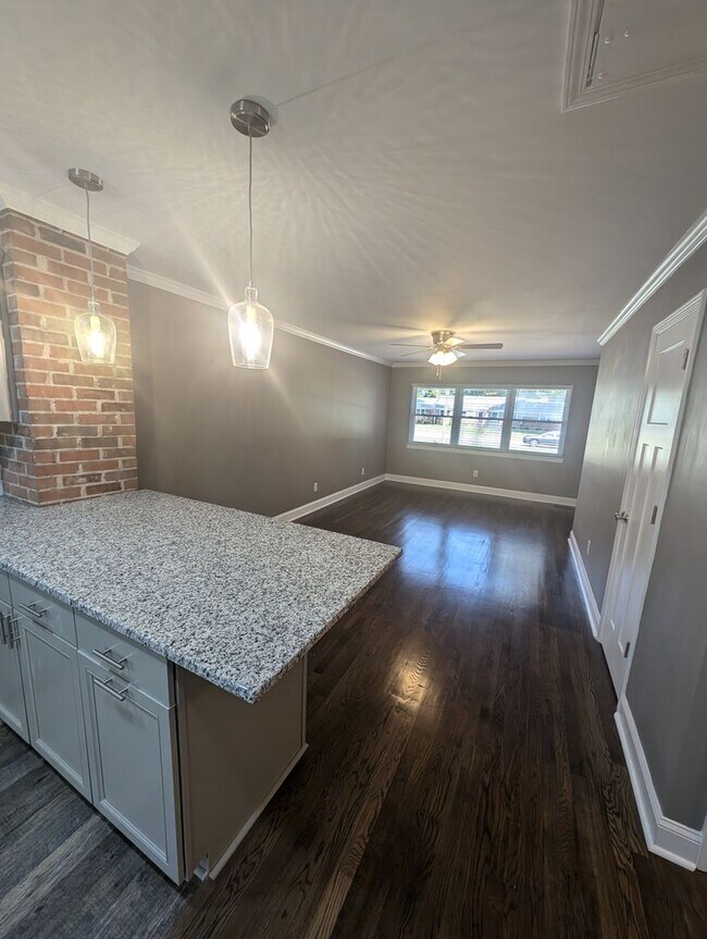 Foto del edificio - Two bedroom duplex, newly renovated