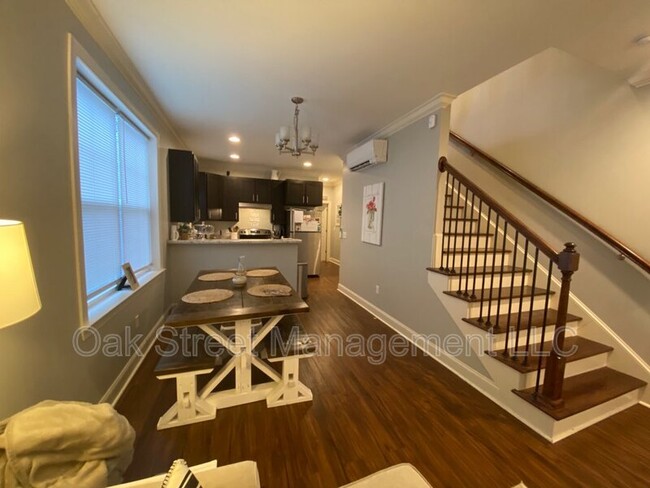 Building Photo - 36 Larchmont Ave