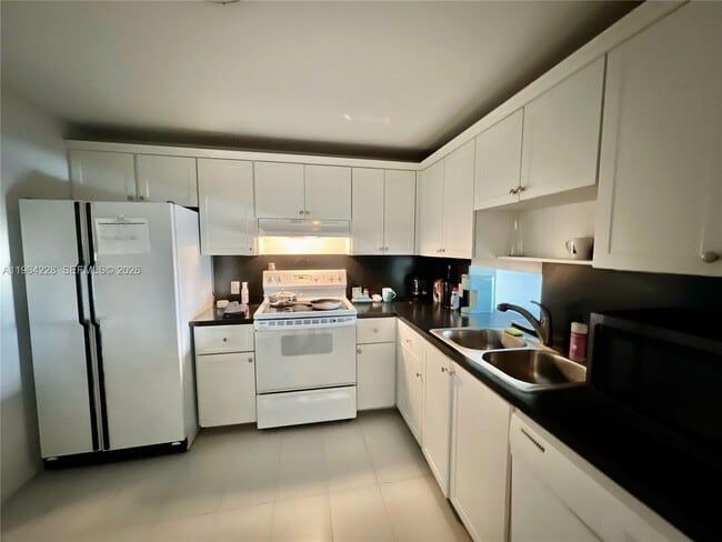 Foto del edificio - 575 Crandon Blvd