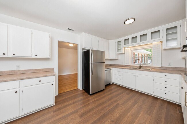 Foto del edificio - One level home in Beechwood