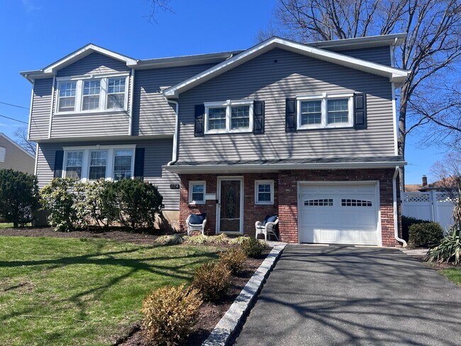 Building Photo - 724 Anna Pl