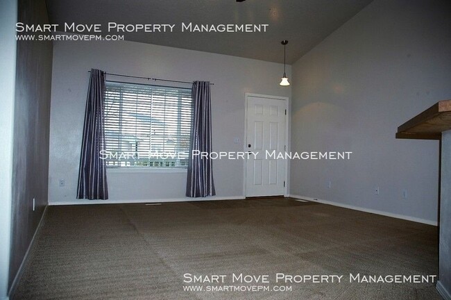 Building Photo - Cumberland subdivision home Large Backyard