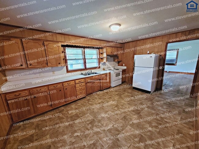 Building Photo - 346 W 5th St