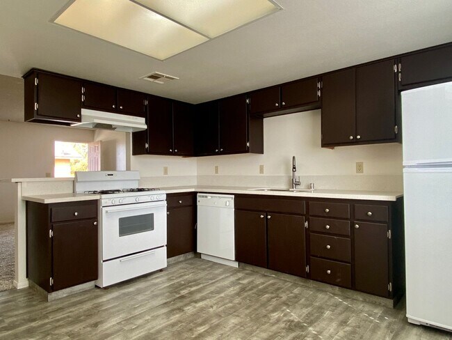 Building Photo - 736 S Norma St