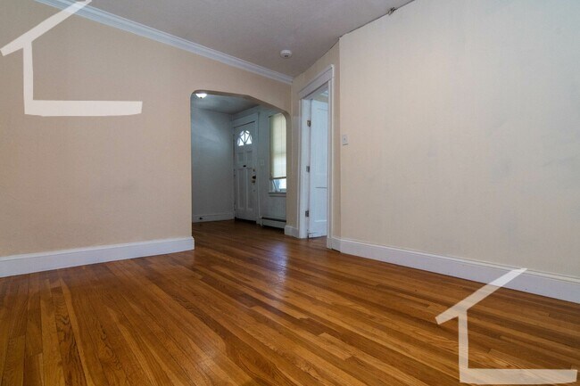 Foto del edificio - Great 3 Bed (1st Fl Duplex) Close to Green Line and Bus Stop