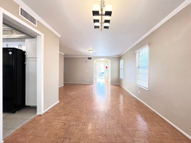 Foto del edificio - Wonderful 2 story single family house with 4 bedrooms and 2.5 baths