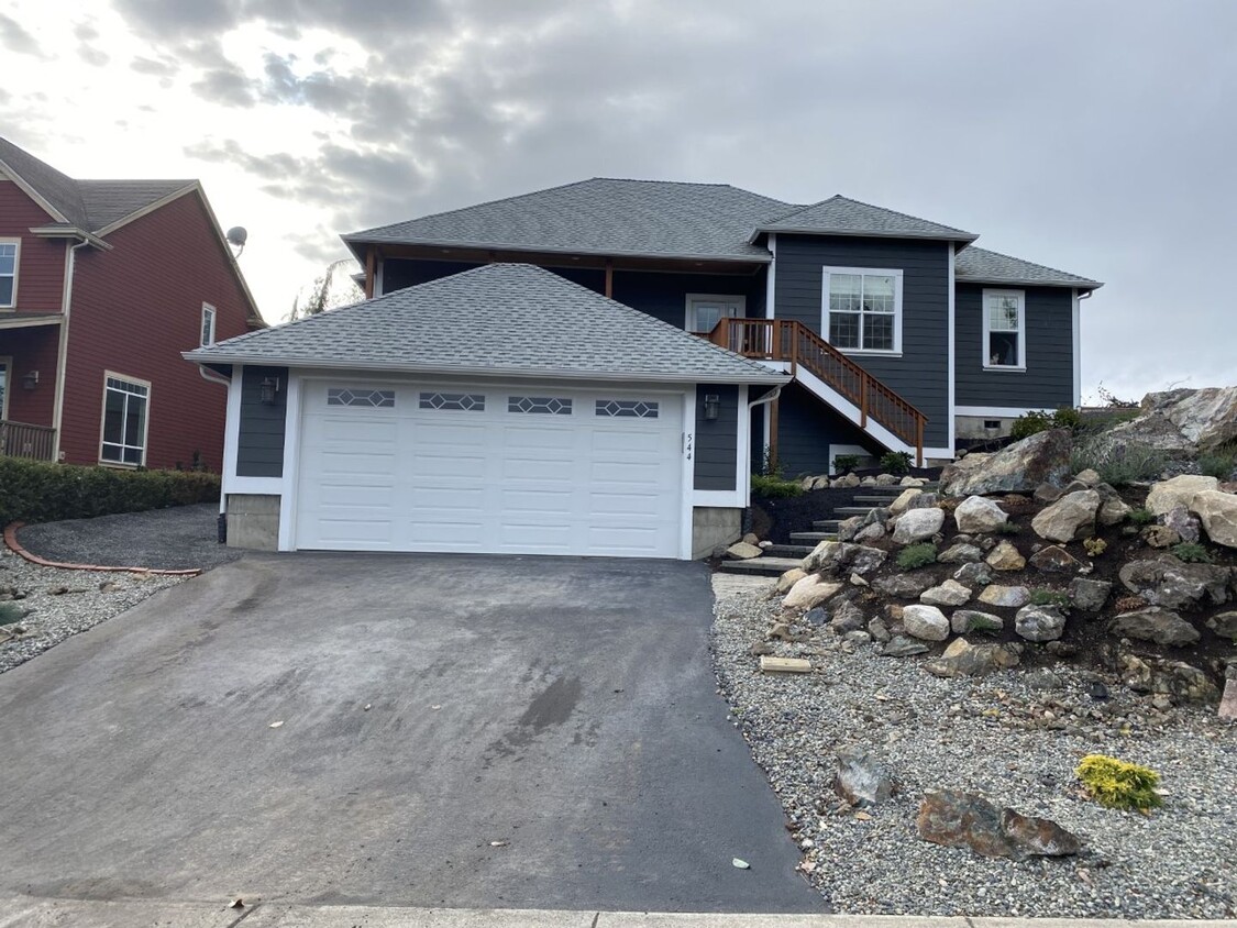 Primary Photo - 4 Bedroom Home Close to Town