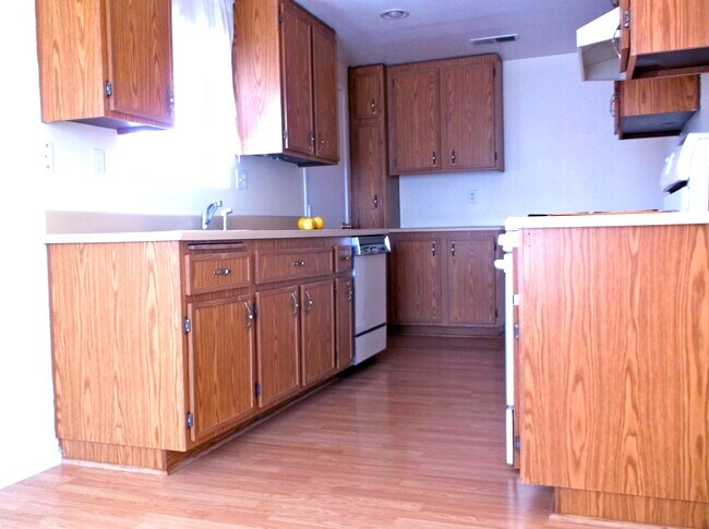 Building Photo - 27350 Hacienda Dr