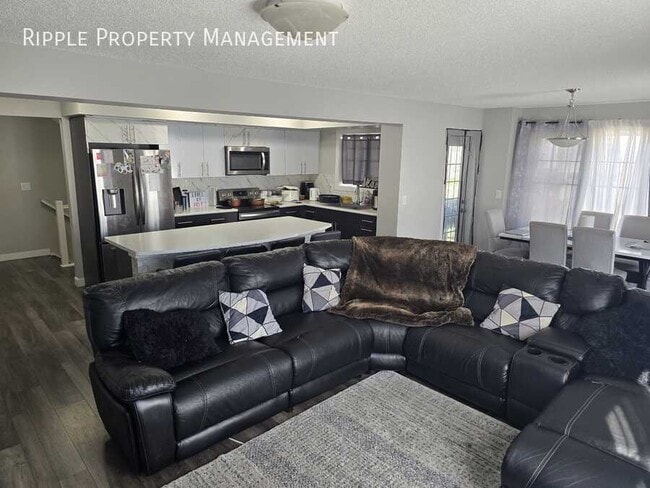 Building Photo - Modern 3 Beds, 2.5 Baths TownHouse | 1 Pet...