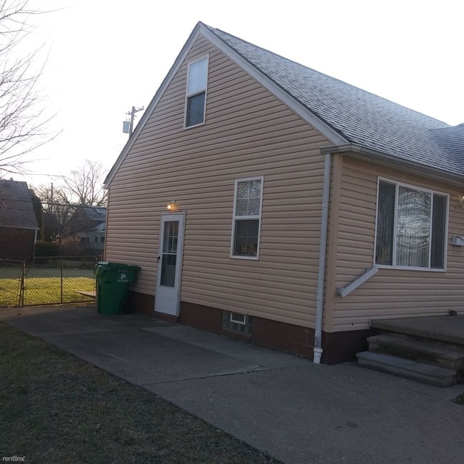Building Photo - 3 br, 1.5 bath House - 21938 Birchwood Ave