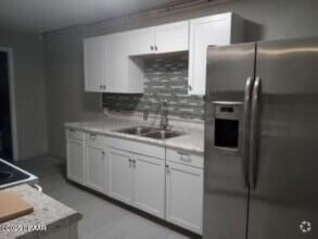 Building Photo - 530 Park Dr