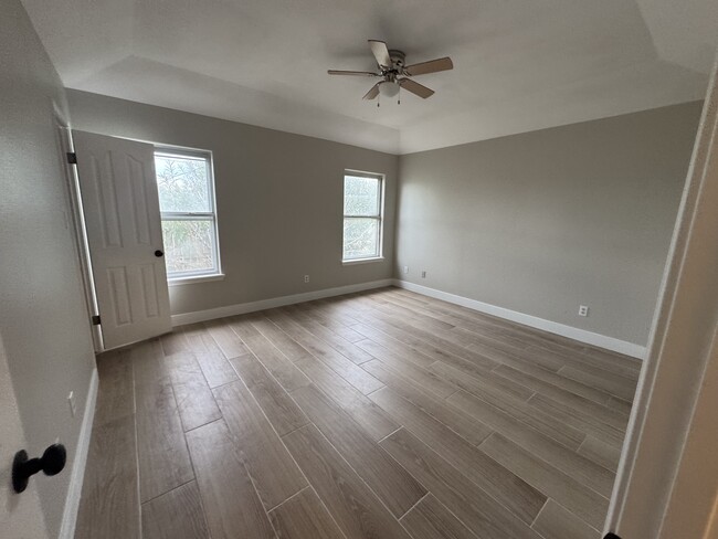 Primary bedroom with ensuite bath - 813 Mariana Dr