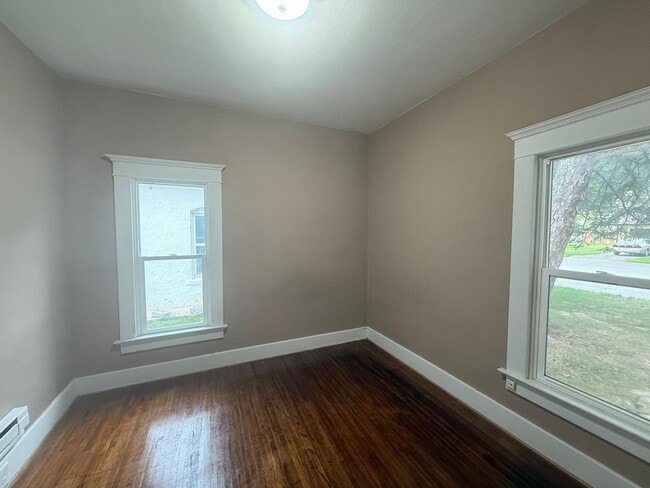 Building Photo - Two Bedroom, one bathroom house, Located i...